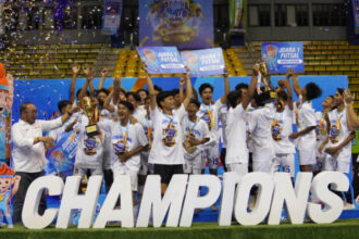 SMA N 18 Bandung keluar sebagai juara Piala by.U 2024 usai menaklukkan SMA IT BBS Bogor di babak grand final di GOR UNJ, Jakarta Timur, Minggu (3/11/2024). (IPOL)