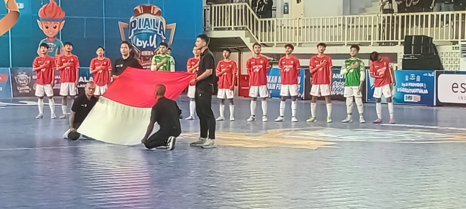 SMA N 18 Bandung keluar sebagai juara Piala by.U 2024 usai menaklukkan SMA IT BBS Bogor di babak grand final di GOR UNJ, Jakarta Timur, Minggu (3/11/2024). (IPOL)