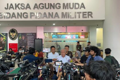 Kapuspenkum Kejaksaan Agung, Harli Siregar saat dikonfirmasi awak media di lobi Menara Kartika Adhyaksa/Jaksa Agung Muda Pidana Militer (Jampidmil) Kejaksaan Agung, Jakarta. Foto: Yudha Krastawan/ipol.id