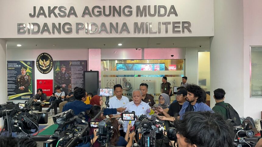 Kapuspenkum Kejaksaan Agung, Harli Siregar saat dikonfirmasi awak media di lobi Menara Kartika Adhyaksa/Jaksa Agung Muda Pidana Militer (Jampidmil) Kejaksaan Agung, Jakarta. Foto: Yudha Krastawan/ipol.id