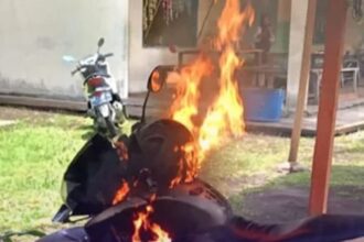 Murid Sekolah Menengah Atas Negeri (SMAN) 1 Kecamatan Rangsang Pesisir, Kabupaten Kepulauan Meranti, Riau, membakar sepeda motor kepala sekolah. Foto: IG, @dramakuin.official