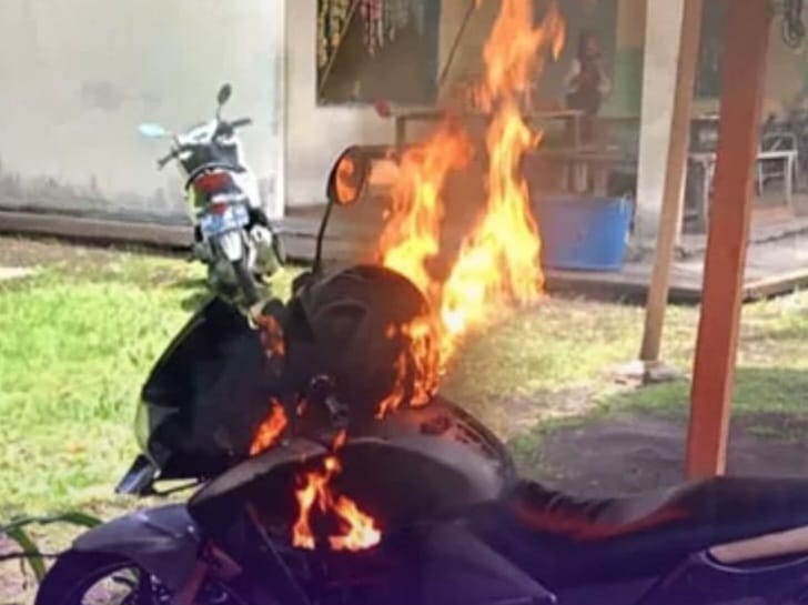 Murid Sekolah Menengah Atas Negeri (SMAN) 1 Kecamatan Rangsang Pesisir, Kabupaten Kepulauan Meranti, Riau, membakar sepeda motor kepala sekolah. Foto: IG, @dramakuin.official