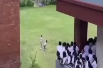 Viral siswa duel di tengah lapangan SMAN 2 Abiansemal ditonton murid lain. Foto: X, @neVerAlonely (tangkap layar)