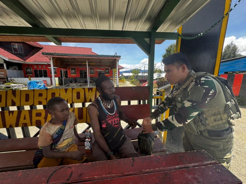 Satgas Yonif 509 Kostrad, khususnya Pos Holomama pimpinan Lettu Inf Wanianto, melaksanakan Komunikasi Sosial (Komsos) dengan warga Kampung Yoparu, Distrik Sugapa. Foto: Dok Satgas Habema