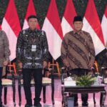 Presiden RI, Prabowo Subianto berdiri berdampingan dengan Menko Polkam, Budi Gunawan dalam Rakornas Penyelenggaraan Pemerintah Daerah di Sentul, Bogor, Jawa Barat, Kamis (7/11/2024). Foto: Kemenko Polkam