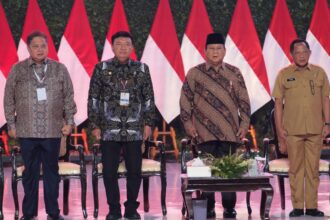 Presiden RI, Prabowo Subianto berdiri berdampingan dengan Menko Polkam, Budi Gunawan dalam Rakornas Penyelenggaraan Pemerintah Daerah di Sentul, Bogor, Jawa Barat, Kamis (7/11/2024). Foto: Kemenko Polkam