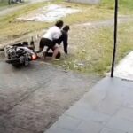 Terekam CCTV momen seorang wanita pegawai salon menggagalkan pencurian motor di Jalan Melati Raya, Kota Medan. Foto: IG, @dashcamindonesia (tangkap layar)