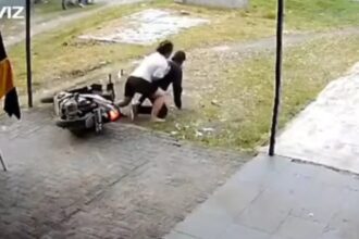 Terekam CCTV momen seorang wanita pegawai salon menggagalkan pencurian motor di Jalan Melati Raya, Kota Medan. Foto: IG, @dashcamindonesia (tangkap layar)