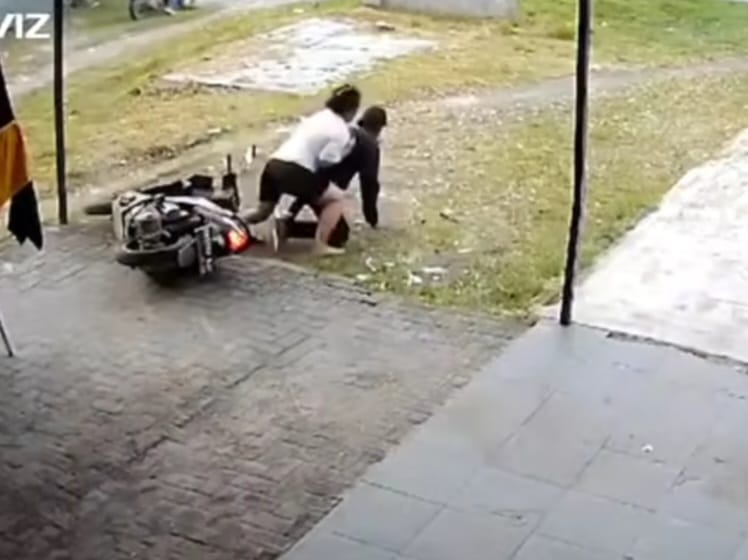 Terekam CCTV momen seorang wanita pegawai salon menggagalkan pencurian motor di Jalan Melati Raya, Kota Medan. Foto: IG, @dashcamindonesia (tangkap layar)