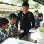 Personel Satbrimobda Polda Metro Jaya saat membagikan makan siang bergizi untuk siswa-siswi SDN 01 Hegarmukti di Kabupaten Bekasi. Foto: Dok Satbrimobda Polda Metro Jaya