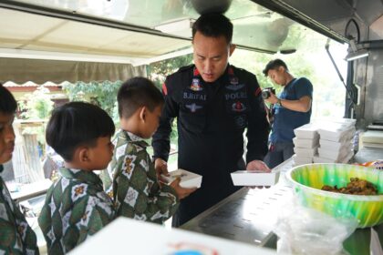 Personel Satbrimobda Polda Metro Jaya saat membagikan makan siang bergizi untuk siswa-siswi SDN 01 Hegarmukti di Kabupaten Bekasi. Foto: Dok Satbrimobda Polda Metro Jaya