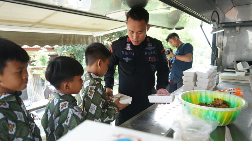 Personel Satbrimobda Polda Metro Jaya saat membagikan makan siang bergizi untuk siswa-siswi SDN 01 Hegarmukti di Kabupaten Bekasi. Foto: Dok Satbrimobda Polda Metro Jaya