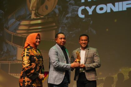 Danyonif 330, Letkol Inf Dedy Pungky Irawanto (kanan) menerima trophy, piagam dan uang pembinaan yang diserahkan langsung oleh Panglima TNI Jenderal TNI Agus Subiyanto pada momen bergengsi awarding night yang dihadiri oleh para Kepala Staf Angkatan, pejabat utama di lingkungan TNI dan insan perfilman Indonesia, Jumat (8/11/2024). Foto: Dispenad