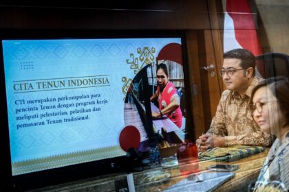 MenEkraf Teuku Riefky Harsya saat beraudiensi dengan pengurus "Cita Tenun Indonesia (CTI)", Jumat (8/11/2024) di Gedung Sapta Pesona, Jakarta. Foto: Kemen Ekraf