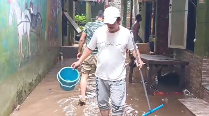 Kondisi banjir merendam permukiman warga di kawasan Kebon Pala, RW 04 dan RW 05, Kampung Melayu, Jatinegara, Jakarta Timur, Minggu (10/11/2024). Foto: Ist