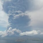 Kondisi Erupsi Gunungapi Lewotobi Laki-laki pada Sabtu (9/11/2024) pukul 08.50 WITA dalam pantauan pesawat nirawak dari Rest Area Eputobi, Kecamatan Titehena, Kabupaten Flores Timur, Nusa Tenggara Timur. Foto: Pusdatinkom BNPB