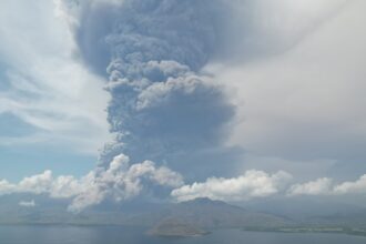 Kondisi Erupsi Gunungapi Lewotobi Laki-laki pada Sabtu (9/11/2024) pukul 08.50 WITA dalam pantauan pesawat nirawak dari Rest Area Eputobi, Kecamatan Titehena, Kabupaten Flores Timur, Nusa Tenggara Timur. Foto: Pusdatinkom BNPB