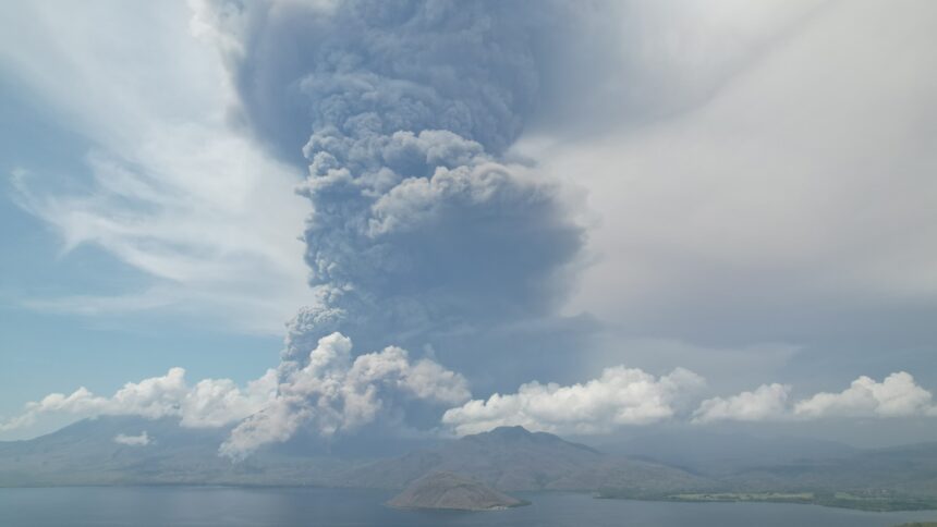 Kondisi Erupsi Gunungapi Lewotobi Laki-laki pada Sabtu (9/11/2024) pukul 08.50 WITA dalam pantauan pesawat nirawak dari Rest Area Eputobi, Kecamatan Titehena, Kabupaten Flores Timur, Nusa Tenggara Timur. Foto: Pusdatinkom BNPB