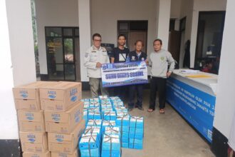 Suku Dinas Sosial (Sudinsos) Jakarta Timur saat memberikan bantuan sejumlah nasi boks dan botol air mineral untuk warga korban banjir luapan Kali Ciliwung di tiga kelurahan, pada Minggu (10/11/2024) siang. Foto: Ist