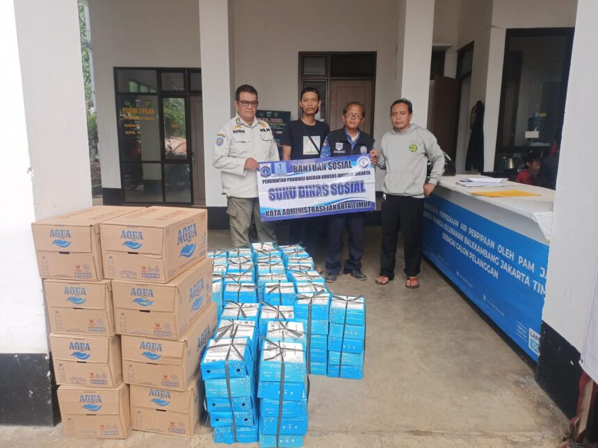 Suku Dinas Sosial (Sudinsos) Jakarta Timur saat memberikan bantuan sejumlah nasi boks dan botol air mineral untuk warga korban banjir luapan Kali Ciliwung di tiga kelurahan, pada Minggu (10/11/2024) siang. Foto: Ist