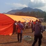 Badan Nasional Penanggulangan Bencana (BNPB) memasang tenda-tenda untuk menampung para pengungsi yang akan dipindahkan di Kampung Kanada, Desa Kobasoma, Kecamatan Titehena, Kabupaten Flores Timur, Nusa Tenggara Timur, Minggu (10/11/2024) sore. Foto: BNPB