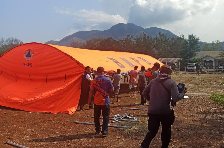 Badan Nasional Penanggulangan Bencana (BNPB) memasang tenda-tenda untuk menampung para pengungsi yang akan dipindahkan di Kampung Kanada, Desa Kobasoma, Kecamatan Titehena, Kabupaten Flores Timur, Nusa Tenggara Timur, Minggu (10/11/2024) sore. Foto: BNPB