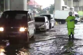 Ilustrasi banjir yang dialami warga Jakarta saat musim hujan (foto: twitter @jalur5_)