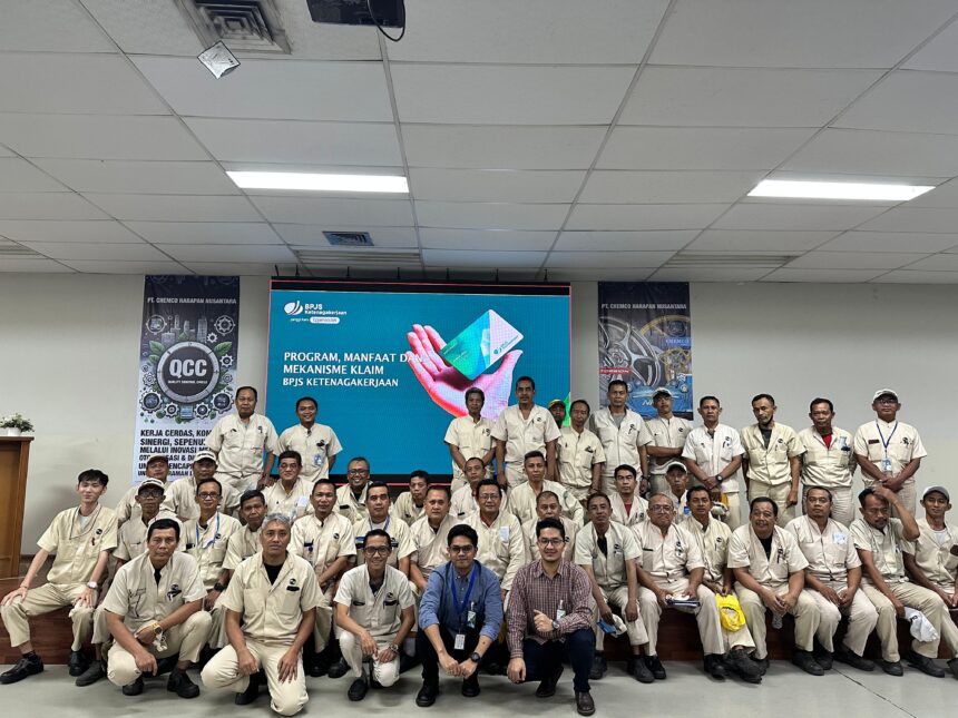 BPJS Ketenagakerjaan Jakarta Pluit menggelar sosialisasi manfaat program BPJS Ketenagakerjaan untuk karyawan PT Chemco Harapan Nusantara. Salah satu poin yang ditekankan dalam sosialisasi tersebut adalah pentingnya kelengkapan dokumen administrasi untuk klaim manfaat kecelakaan kerja.