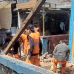 Sejumlah pasukan orange mengevakuasi membersihkan puing sisa bangunan atap unit rumah warga di Jalan H. Ahyar, RT 06/RW 05, Kelurahan Duren Sawit, Kecamatan Duren Sawit, Jakarta Timur, yang roboh, Senin (11/11/2024). Foto: Ist