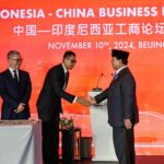 Presiden RI, Prabowo Subianto (kanan), Direktur Utama PLN, Darmawan Prasodjo (kedua dari kanan), Director and General Manager SDIC, Yu Haimiao (kedua dari kiri), dan CEO Huawei Indonesia, Guo Hailong (kiri). Foto: Dok PLN