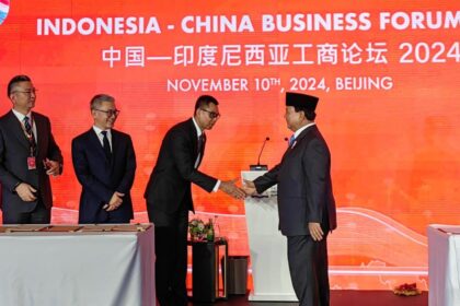 Presiden RI, Prabowo Subianto (kanan), Direktur Utama PLN, Darmawan Prasodjo (kedua dari kanan), Director and General Manager SDIC, Yu Haimiao (kedua dari kiri), dan CEO Huawei Indonesia, Guo Hailong (kiri). Foto: Dok PLN