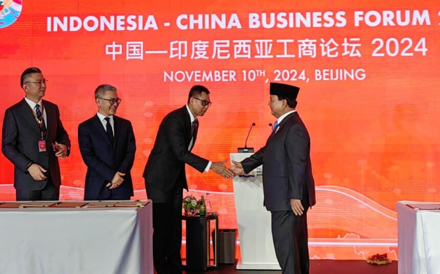 Presiden RI, Prabowo Subianto (kanan), Direktur Utama PLN, Darmawan Prasodjo (kedua dari kanan), Director and General Manager SDIC, Yu Haimiao (kedua dari kiri), dan CEO Huawei Indonesia, Guo Hailong (kiri). Foto: Dok PLN