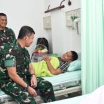 Pangdam I/BB, Letjen TNI Mochammad Hasan saat membesuk delapan korban keributan oknum TNI AD dengan warga masyarakat di Desa Selamat, Kecamatan Biru-Biru, Kabupaten Deli Serdang, Sumatera Utara, yang kini dirawat di RST Putri Hijau Medan, Senin (11/11/2024). Foto: Pendam I/BB