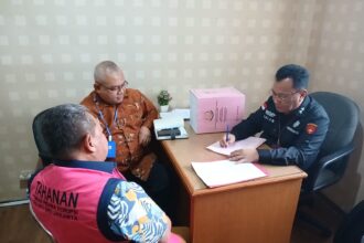 Proses penyerahan tersangka dan barang bukti kasus dugaan korupsi PT Askrindo. Foto: Kejati DK Jakarta