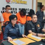 Kasat Reskrim Polres Metro Jakarta Selatan, AKBP Gogo Galesung (tengah) didampingi Kasi Humas Polres Metro Jakarta Selatan, AKP Nurma Dewi (kiri) dan jajaran dalam pengungkapan kasus Tindak Pidana Perdagangan Orang (TPPO) menghadirkan tiga tersangka, Selasa (12/11/2024). Foto: Joesvicar Iqbal/ipol.id