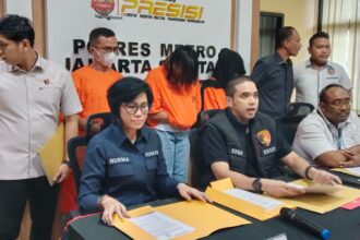 Kasat Reskrim Polres Metro Jakarta Selatan, AKBP Gogo Galesung (tengah) didampingi Kasi Humas Polres Metro Jakarta Selatan, AKP Nurma Dewi (kiri) dan jajaran dalam pengungkapan kasus Tindak Pidana Perdagangan Orang (TPPO) menghadirkan tiga tersangka, Selasa (12/11/2024). Foto: Joesvicar Iqbal/ipol.id