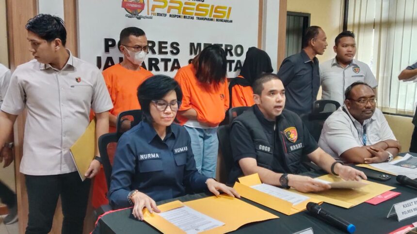 Kasat Reskrim Polres Metro Jakarta Selatan, AKBP Gogo Galesung (tengah) didampingi Kasi Humas Polres Metro Jakarta Selatan, AKP Nurma Dewi (kiri) dan jajaran dalam pengungkapan kasus Tindak Pidana Perdagangan Orang (TPPO) menghadirkan tiga tersangka, Selasa (12/11/2024). Foto: Joesvicar Iqbal/ipol.id