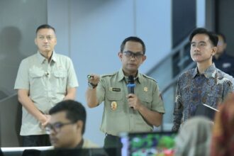 Wakil Presiden Republik Indonesia (Wapres RI) Gibran Rakabuming Raka usai memimpin rapat koordinasi bersama jajaran menteri dan memantau situasi terkini penanganan bencana erupsi Gunung Lewotobi Laki-laki di Kabupaten Flores Timur, Provinsi Nusa Tenggara Timur di Kantor Badan Nasional Penanggulangan Bencana (BNPB) di Jakarta, Selasa (12/11/2024). Foto: Ist