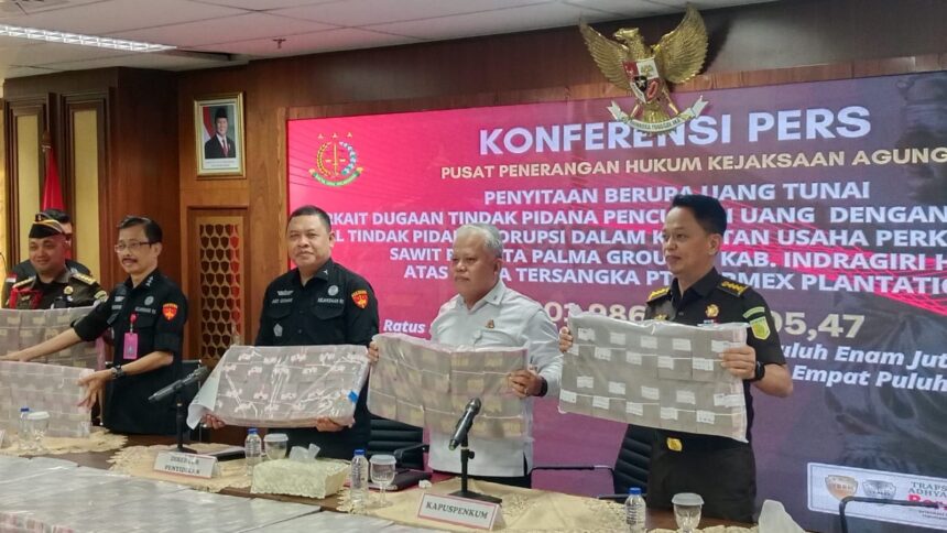 Direktur Penyidikan Jampidsus, Abdul Qohar pamerkan uang hasil sitaan PT Darmex Plantation sebesar Rp301 miliar di Menara Kartika Adhyaksa Kejaksaan Agung, Jakarta, Selasa (12/11/2024). Foto: Yudha Krastawan/ipol.id