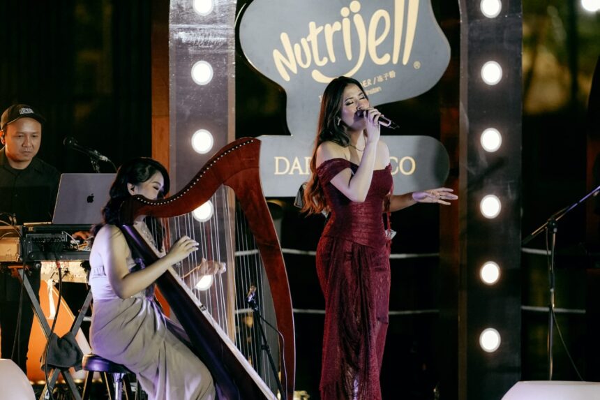 Penampilan anggun artis Raisa Andriana, Brand Ambassador Nutrijell Dark Choco dalam membawakan lagu andalannya dari sebuah panggung terapung di tengah danau, diiringi instrumen musik harpa di Senayan Park (Spark), Jakarta, belum lama ini. Foto: Ist