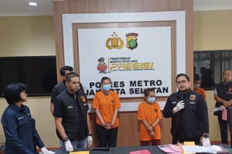 Kasat Reskrim Polres Metro Jaksel, Akbp Gogo Galesung bersama Kanit Krimum Polres Metro Jaksel, Akp Hary Dinar dan Kasi Humas Polres Metro Jakarta Selatan, Akp Nurma Dewi dalam pengungkapan kasus TPPO dengan tersangka FW, 42, dan Y, Selasa (12/11/2024). Foto: Joesvicar Iqbal/ipol.id