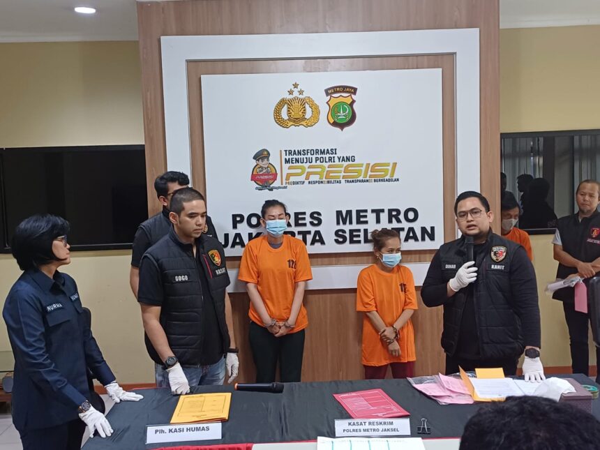 Kasat Reskrim Polres Metro Jaksel, Akbp Gogo Galesung bersama Kanit Krimum Polres Metro Jaksel, Akp Hary Dinar dan Kasi Humas Polres Metro Jakarta Selatan, Akp Nurma Dewi dalam pengungkapan kasus TPPO dengan tersangka FW, 42, dan Y, Selasa (12/11/2024). Foto: Joesvicar Iqbal/ipol.id