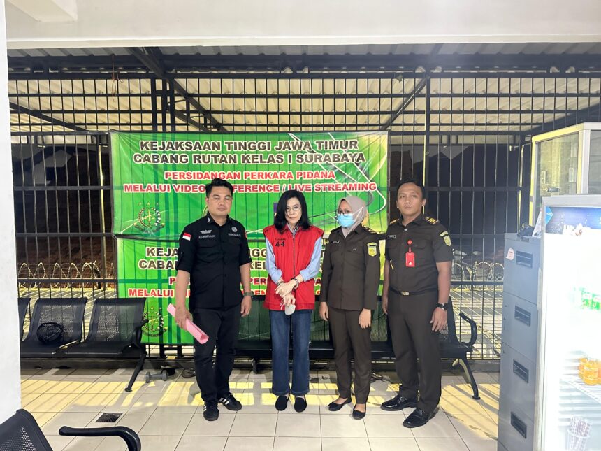 Meirizka Widjaja, ibu kandung Ronald Tannur yang ditetapkan sebagai tersangka suap oleh Kejaksaan Agung. Foto: Dok Puspenkum Kejaksaan Agung