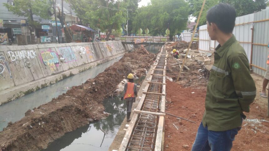 Kondisi turap aliran Kali Utan Kayu di Kelurahan Utan Kayu Utara, Kecamatan Matraman, Jakarta Timur, yang sempat longsor belum lama, kini dalam proses perbaikan, Rabu (13/11/2024). Foto: Ist