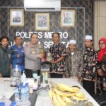 Kapolres Metro Jakarta Selatan (Jaksel), Kombes Pol Ade Rahmat Idnal saat menerima kunjungan silaturahmi dari Ketua Kelompok Tani Hutan Ciganjur, Karya Mandiri Bersama, Soni Maulani didampingi Pembina, Imroni beserta enam anggotanya di Mapolres Jaksel, pada Selasa (12/11/2024) siang. Foto: Ist