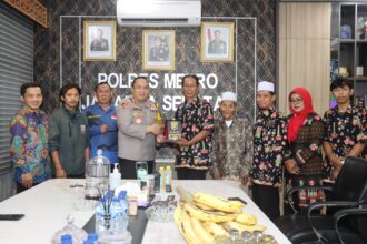 Kapolres Metro Jakarta Selatan (Jaksel), Kombes Pol Ade Rahmat Idnal saat menerima kunjungan silaturahmi dari Ketua Kelompok Tani Hutan Ciganjur, Karya Mandiri Bersama, Soni Maulani didampingi Pembina, Imroni beserta enam anggotanya di Mapolres Jaksel, pada Selasa (12/11/2024) siang. Foto: Ist