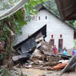 Kondisi rumah warga rusak saat banjir melanda Kabupaten Sijunjung, Provinsi Sumatra Barat, Senin (11/11/2024) sekitar pukul 21.30 WIB. Pada Rabu (13/11/2024) banjir berangsur surut. Foto: Ist