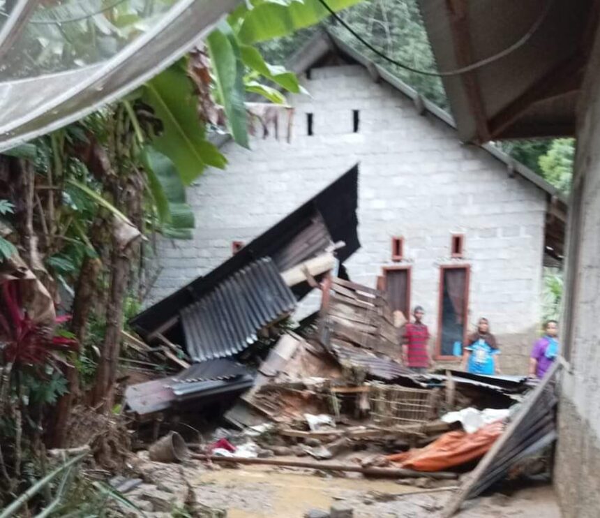 Kondisi rumah warga rusak saat banjir melanda Kabupaten Sijunjung, Provinsi Sumatra Barat, Senin (11/11/2024) sekitar pukul 21.30 WIB. Pada Rabu (13/11/2024) banjir berangsur surut. Foto: Ist