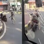 Seorang pengendara motor nekat melemparkan batu ke bus TransJakarta di Lenteng Agung, Jakarta Selatan. Foto: IG, @medsoszone (tangkap layar)