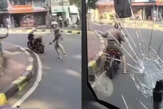 Seorang pengendara motor nekat melemparkan batu ke bus TransJakarta di Lenteng Agung, Jakarta Selatan. Foto: IG, @medsoszone (tangkap layar)